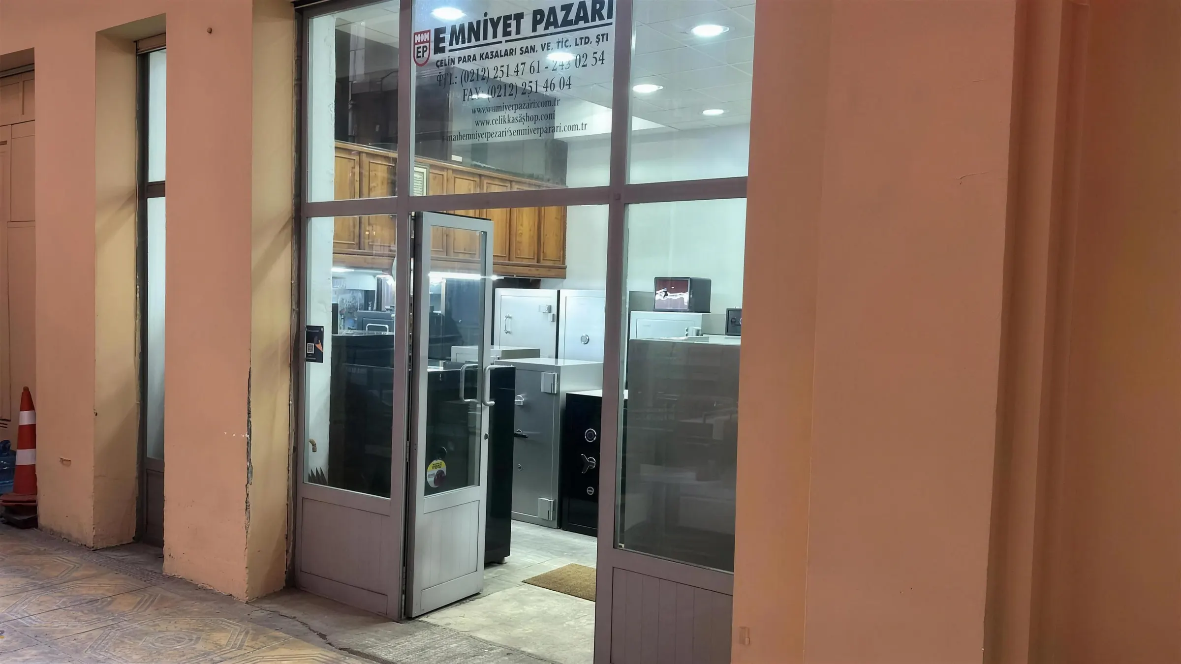 Emniyet Pazarı Karaköy Store